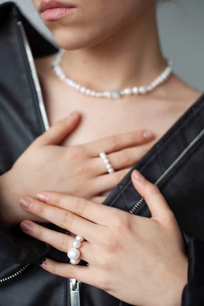 Кольцо PEARLS с акцентной жемчужиной связанное через узелок — фото 4